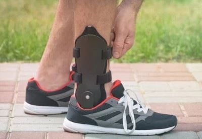 person wearing achilles tendonitis brace