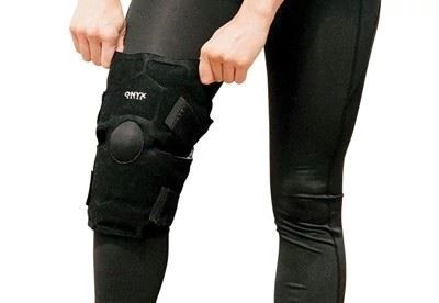 person wearing onyx cool knee therapy